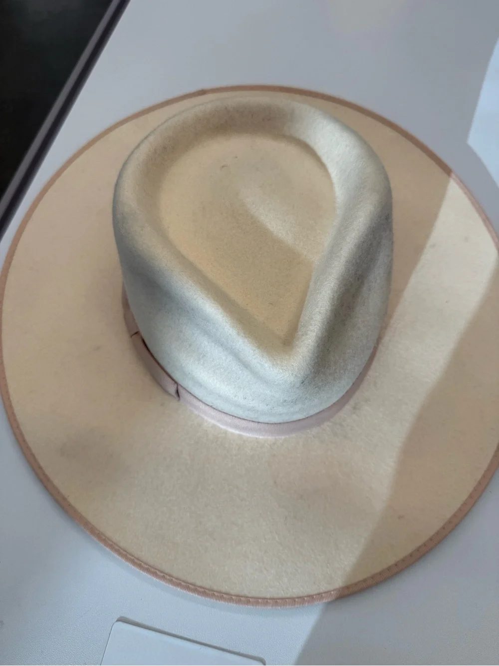 Women's Wide-Brim Felt Fedora Hat in Beige